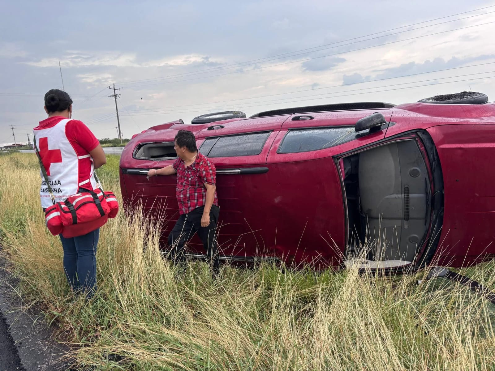 Vuelca camioneta sobre carretera 57