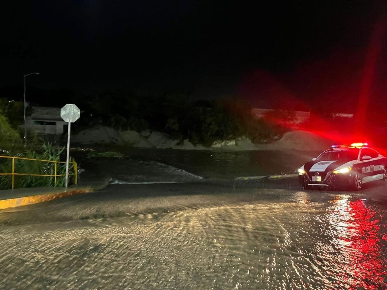 Cierran avenidas por fuertes lluvias