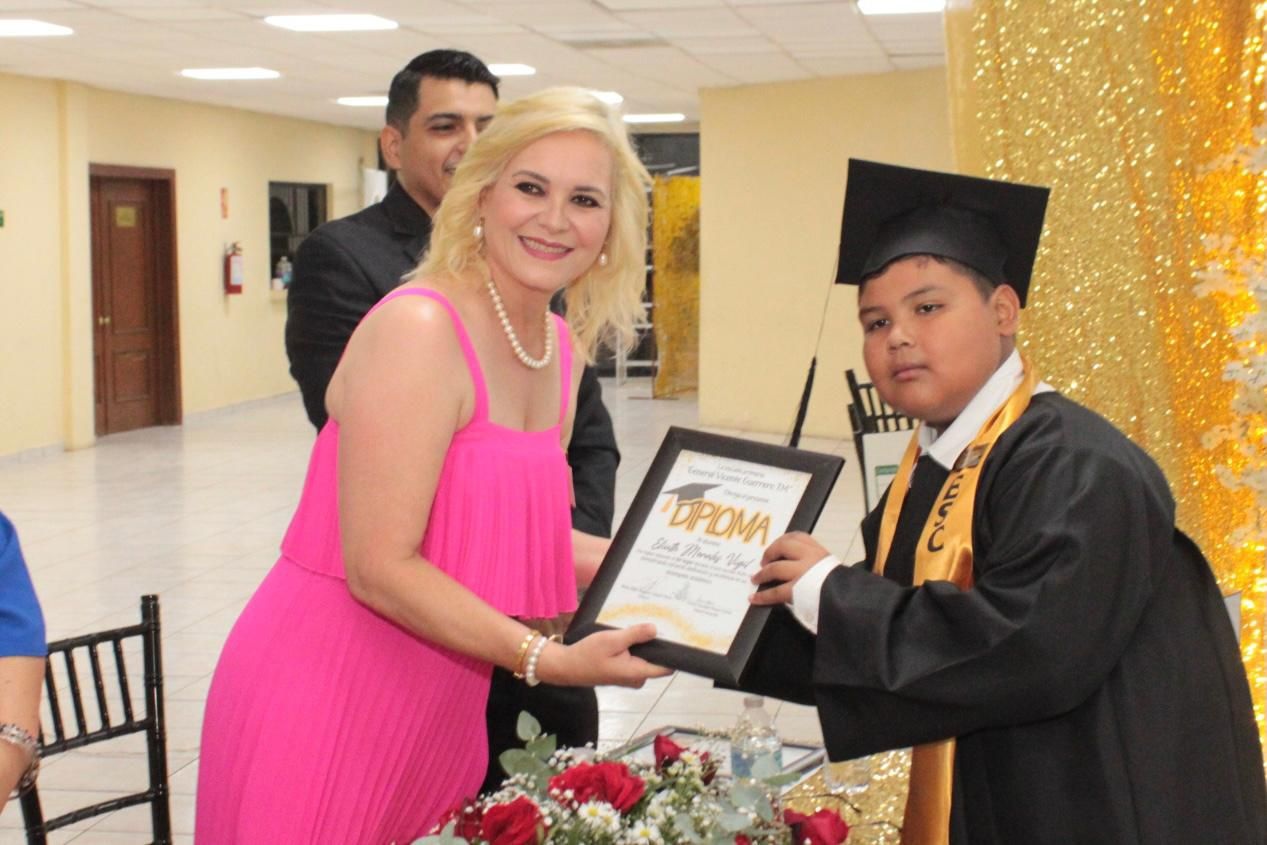 Amadrina Laura Jiménez a egresados de primaria