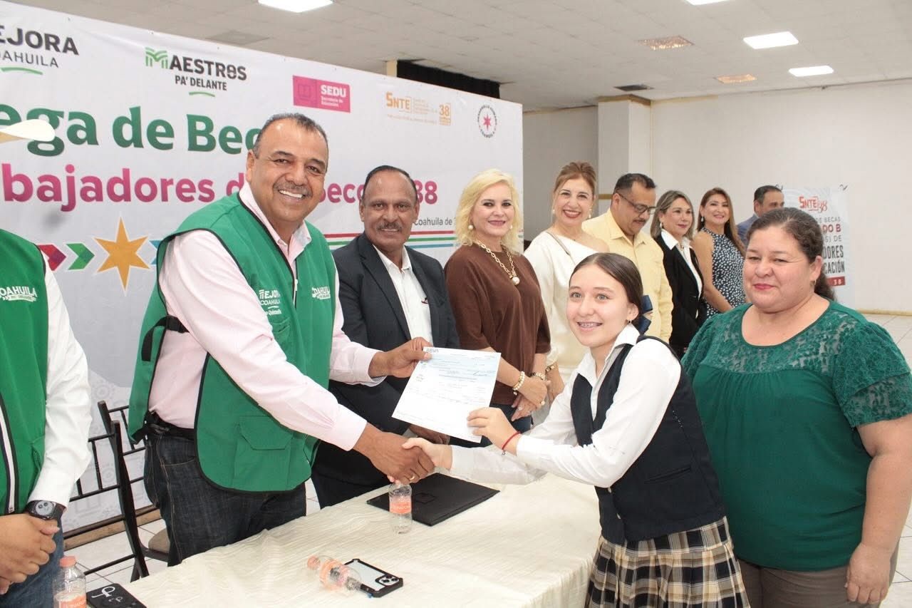 Entregan becas a hijos de maestros