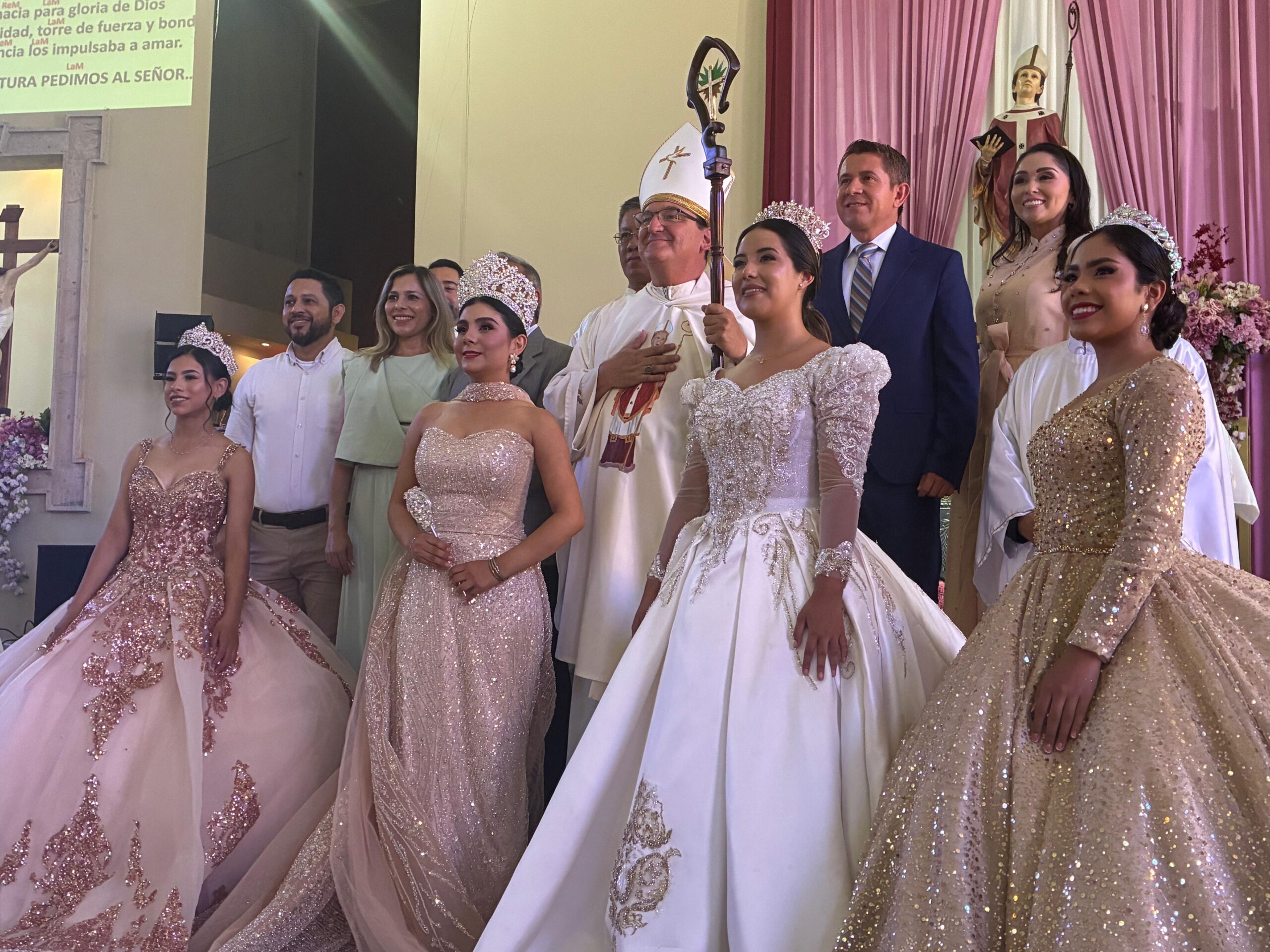 Festeja SB su patrono con misa y coronación