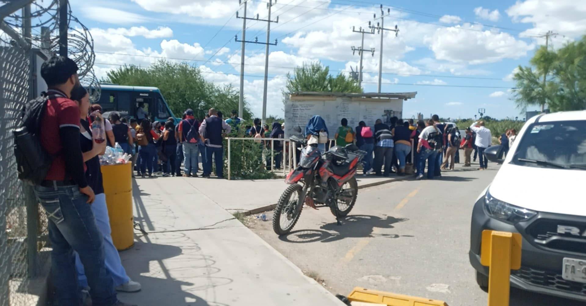 Colapsa poste de CFE frente a Jaropamex