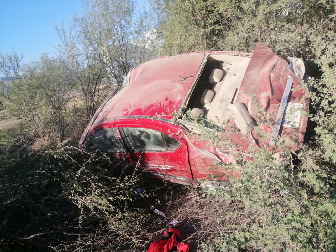 Vuelca al esquivar animal en carretera a Monclova