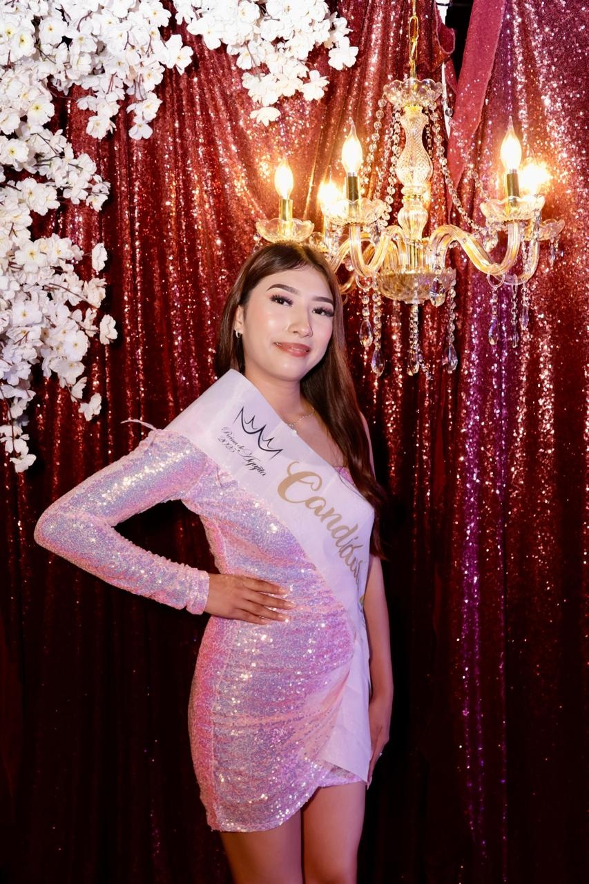 Coronan a Larissa como reina de Miniferia Agujita