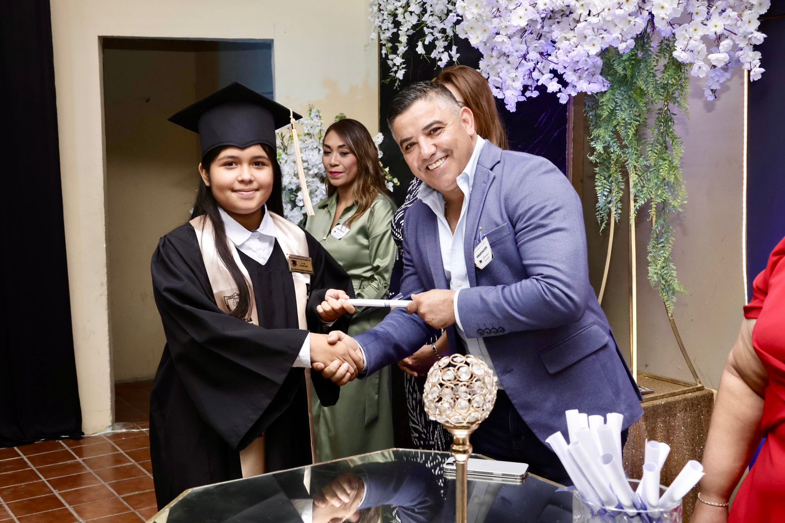 Apadrina Chano Díaz a alumnos sabinenses