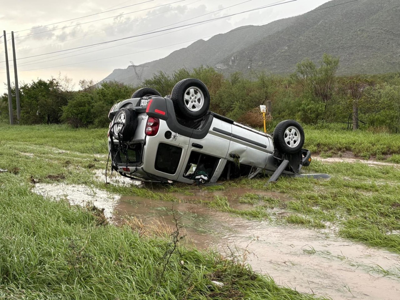 Aparatosa volcadura en la Torreón-Saltillo
