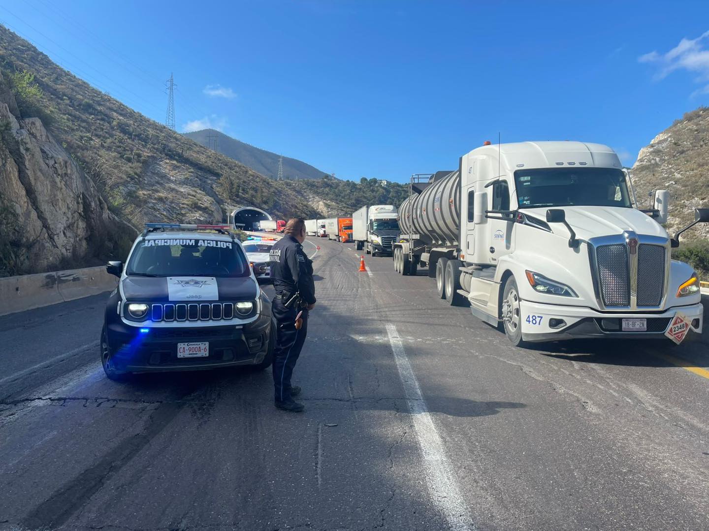 Colisionan tráileres en el tramo Los Chorros