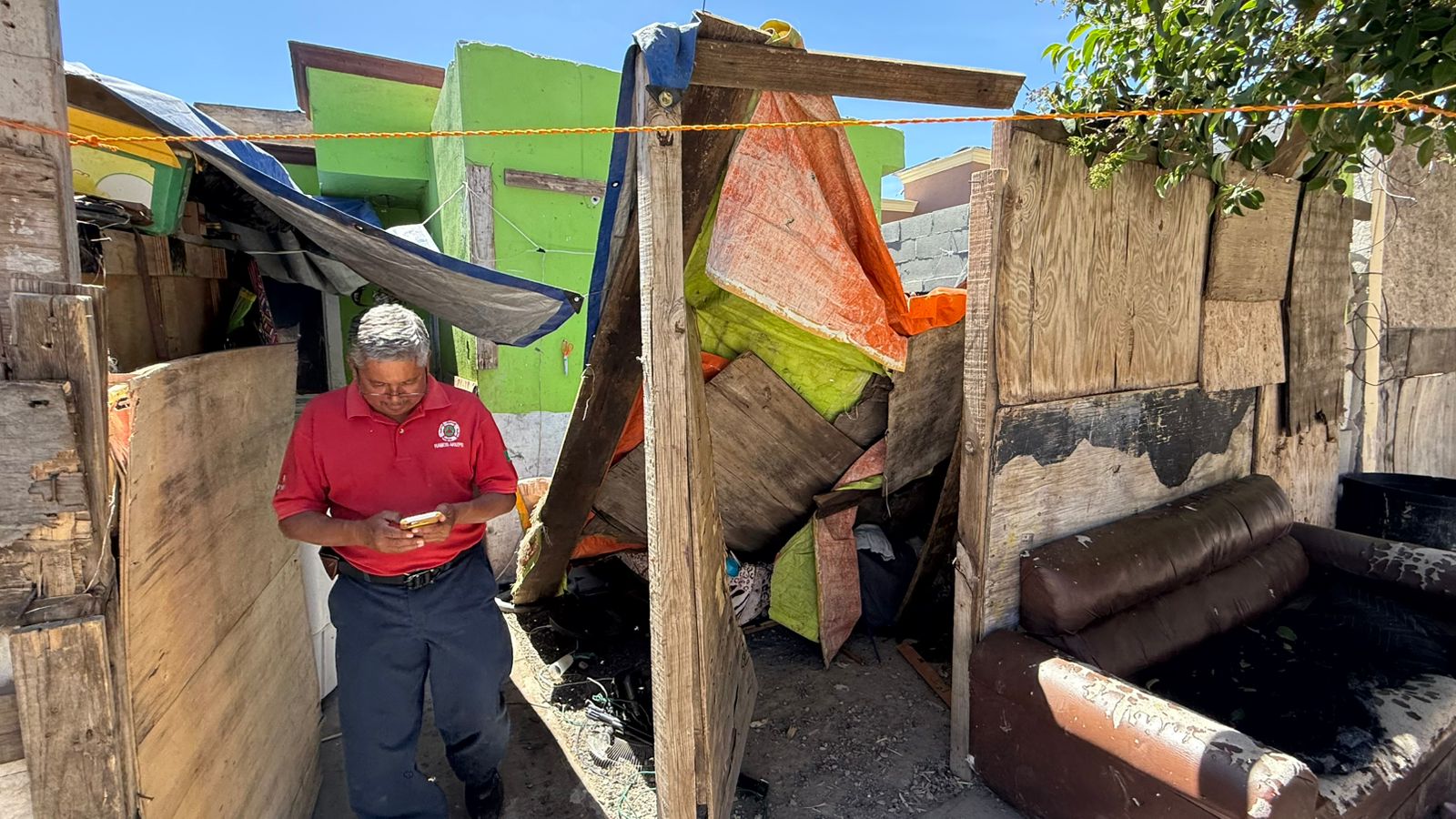 Colapsa tejaban sobre niño; resultó lesionado