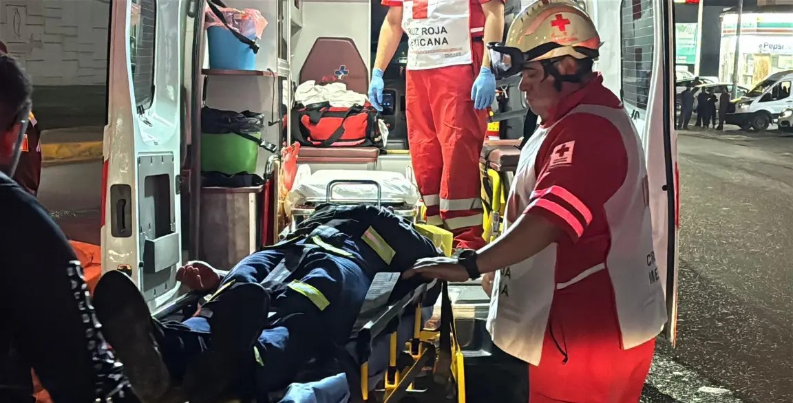 Conductor ignora sirena y choca a ambulancia