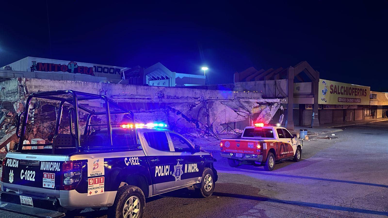 Se desploma estructura en Plaza Fundadores