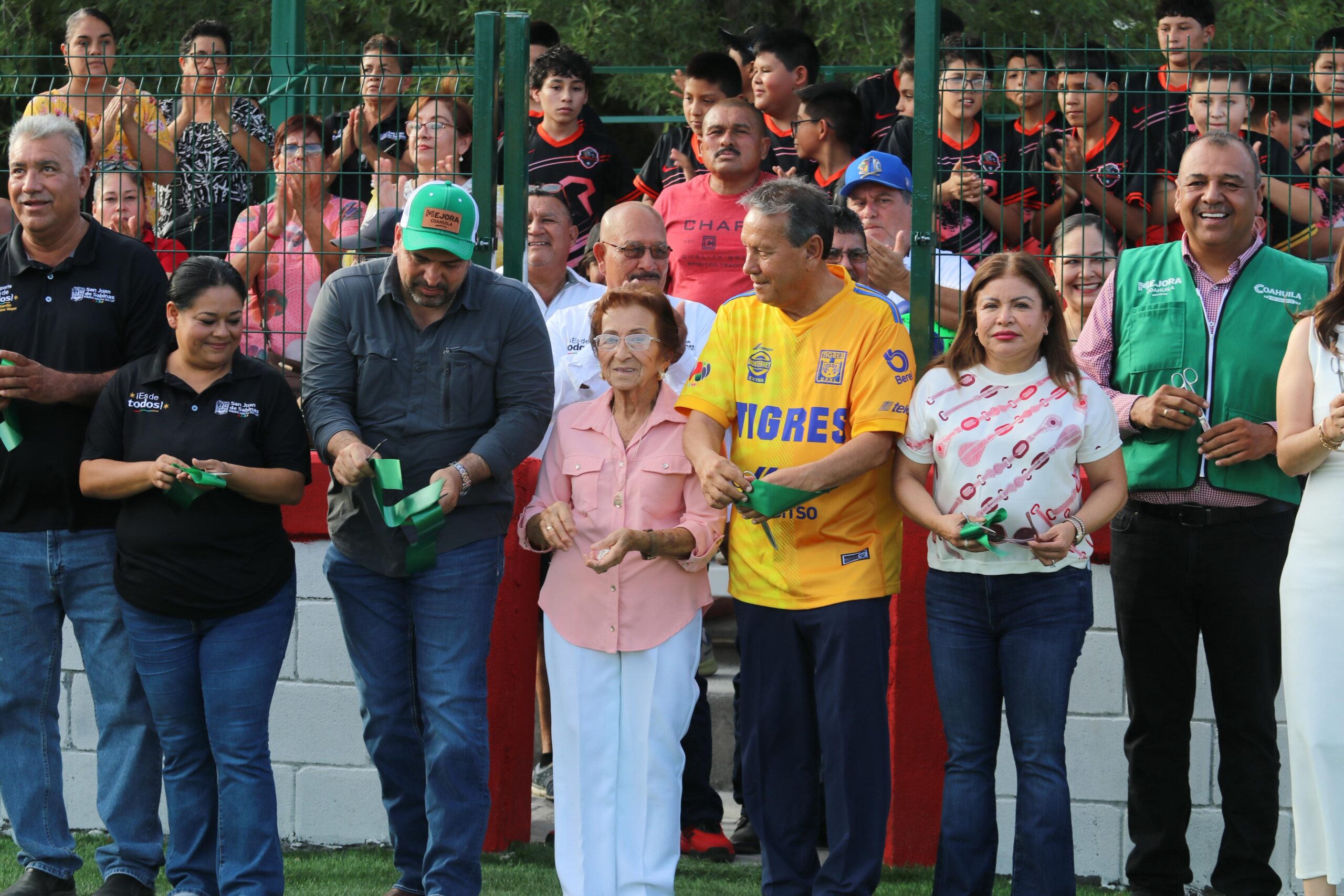 Entrega Óscar Ríos cancha de fútbol 5