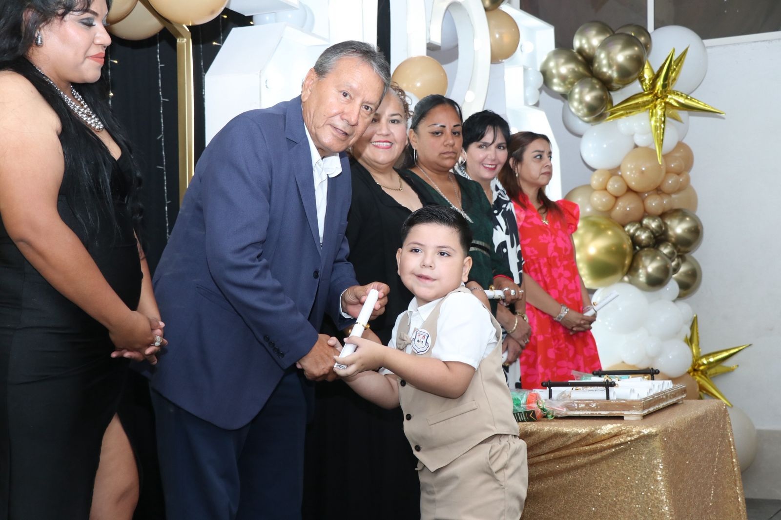 Asiste Óscar Ríos a graduación de kínder