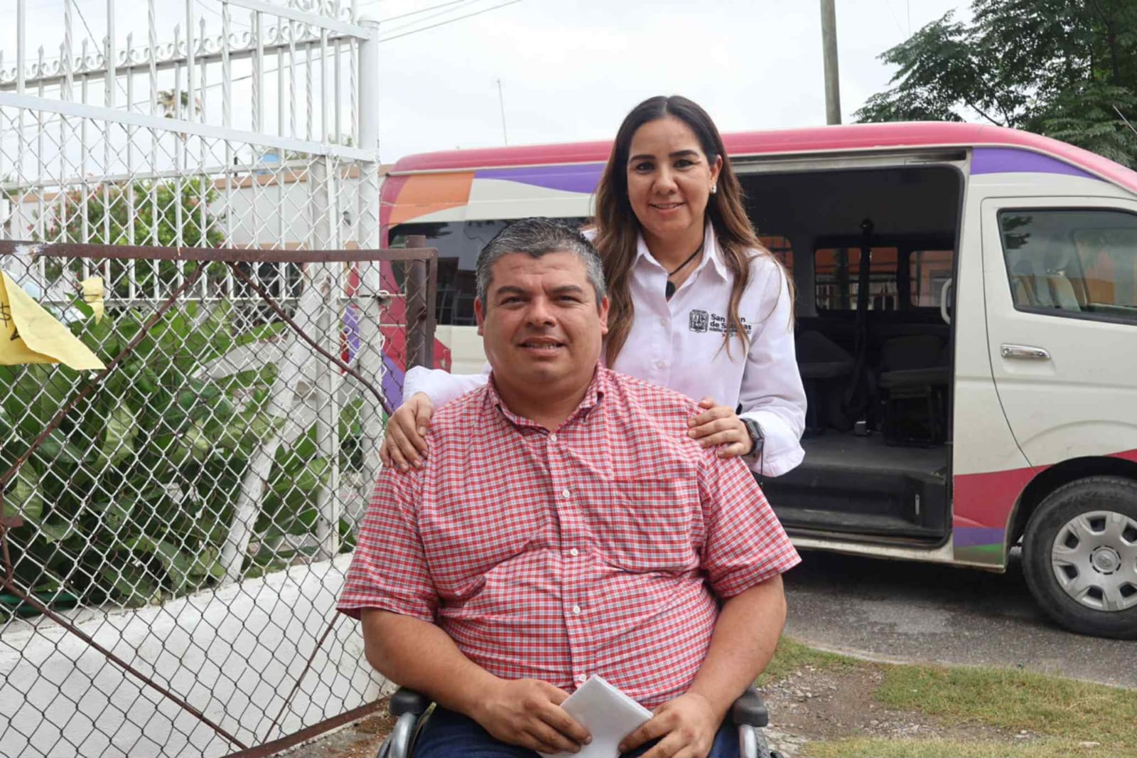 Entrega Karina sillas de ruedas en Rosita