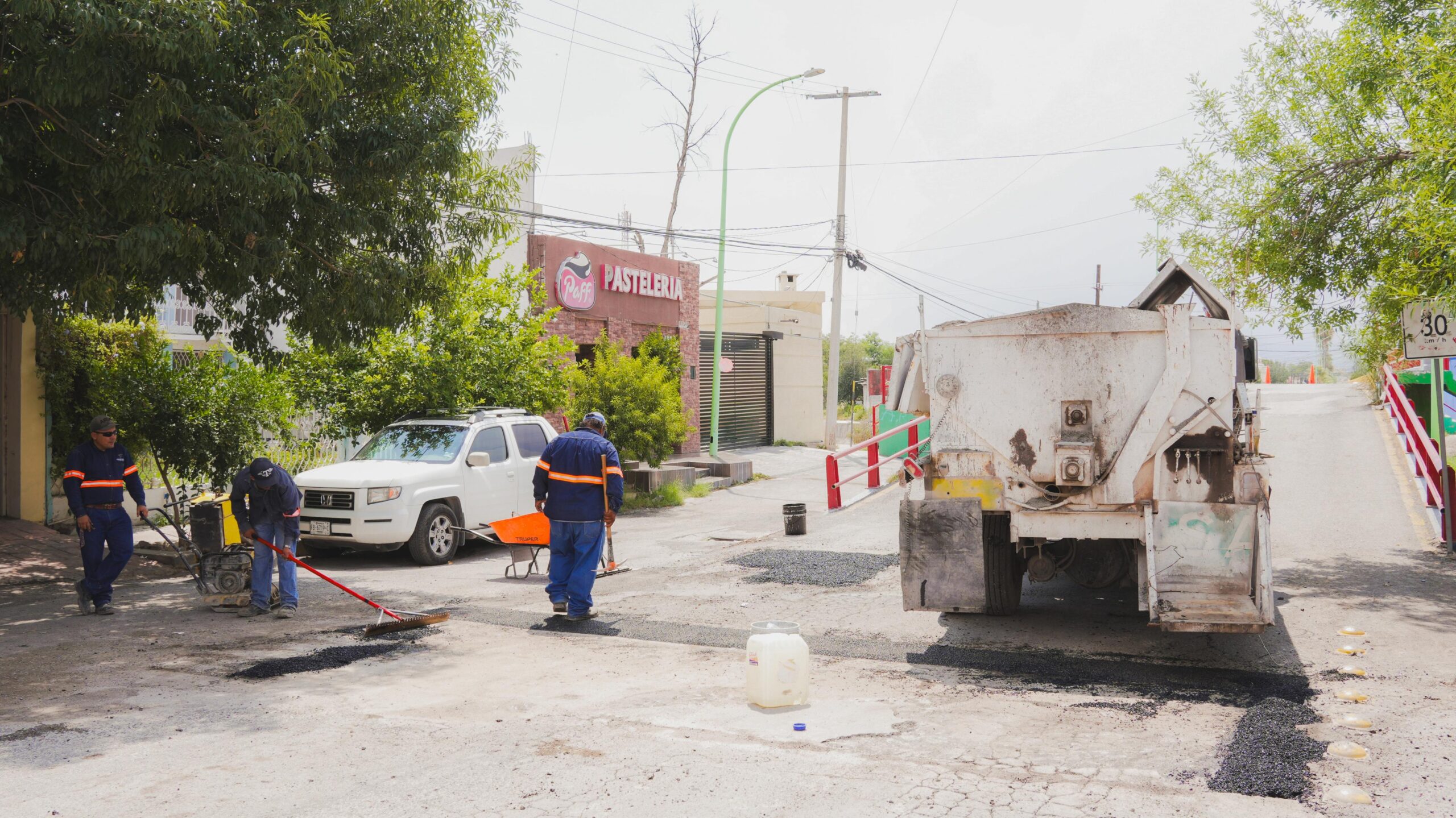 Sari Pérez inicia rehabilitación de vialidades clave en Frontera