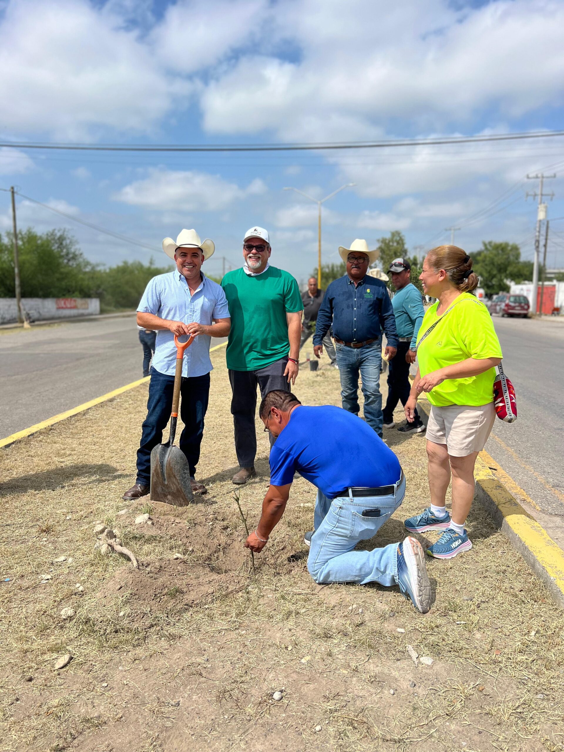 Arranca Chano Díaz campaña de reforestación en plazas, parques y bulevares de Sabinas