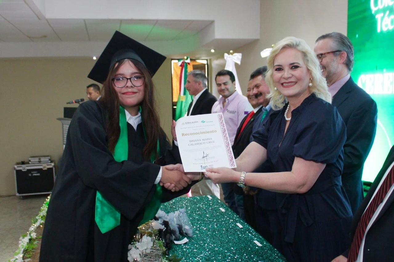 Amadrina Laura Jiménez a 149 alumnos del CONALEP en Múzquiz, Coahuila
