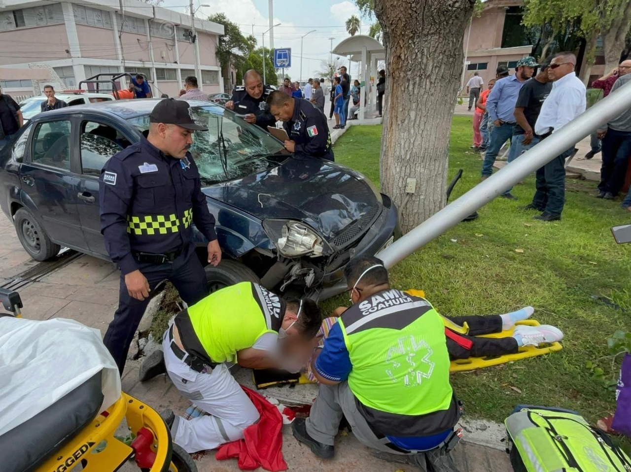 Pierde el control y arrolla a dos mujeres