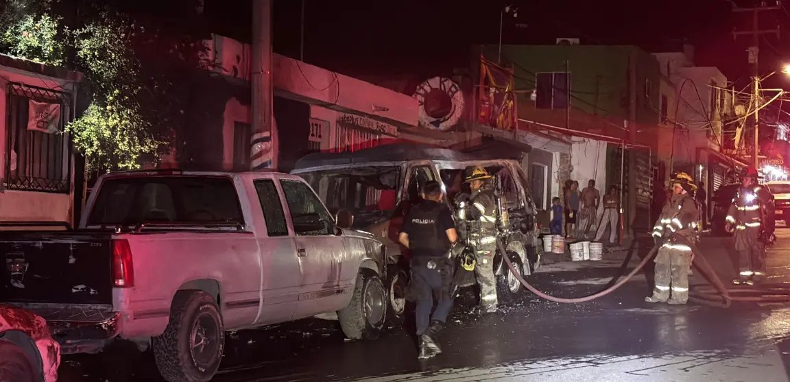 Explota vagoneta al chocar con transformador; 2 heridos