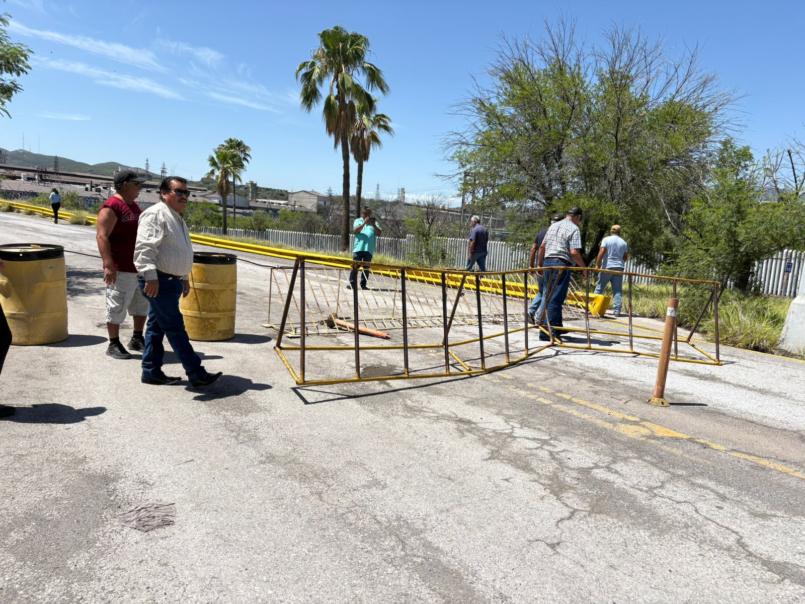 Enfrentan ex obreros a guardias de AHMSA