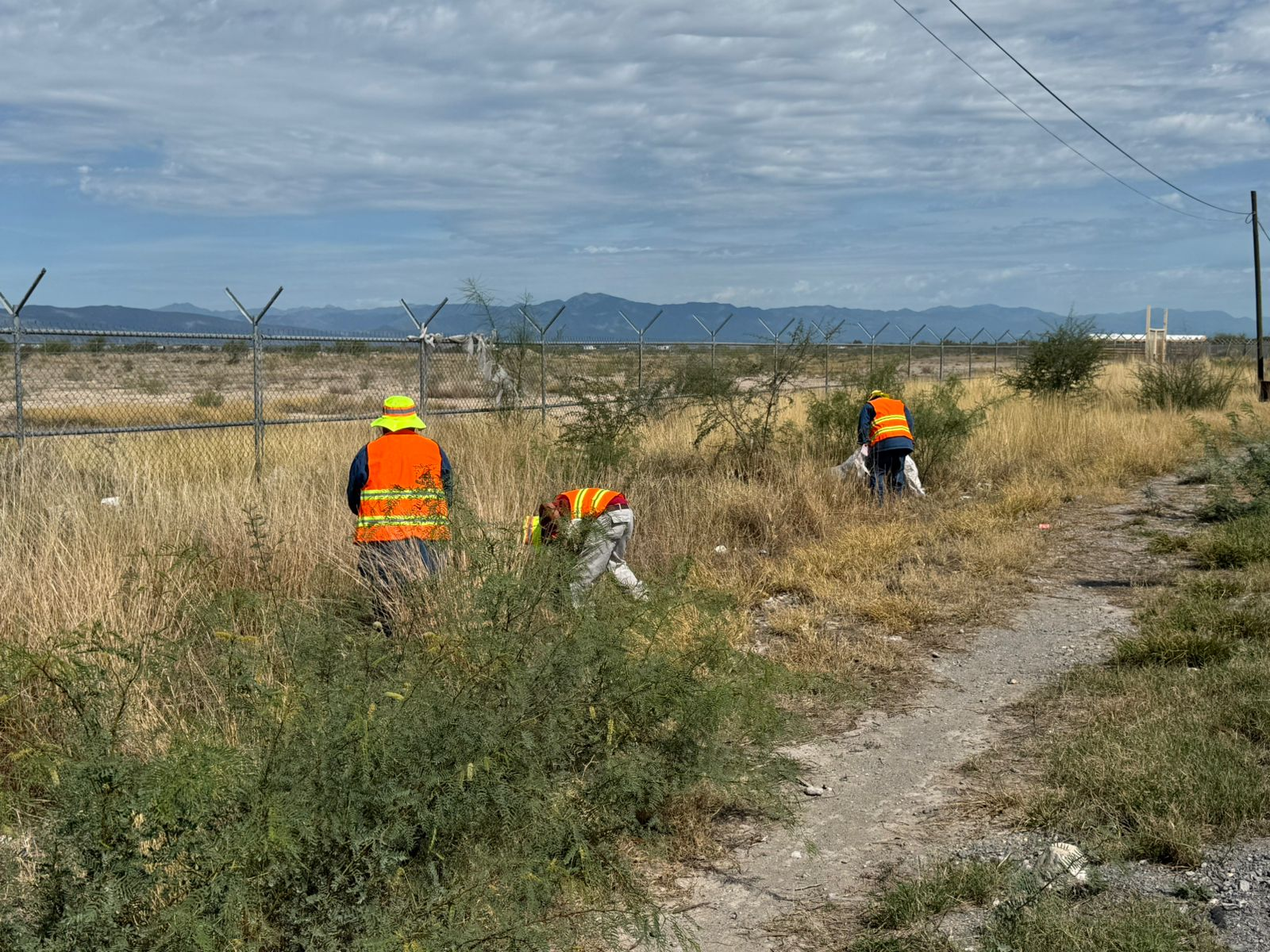 Sari Pérez y empresarios se coordinan para limpiar la carretera federal 30