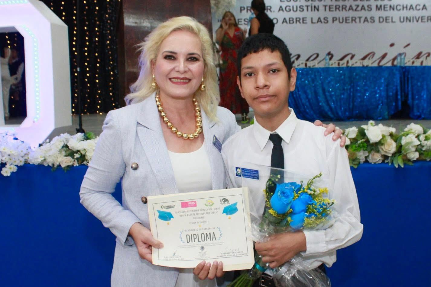 Amadrina Laura Jiménez a alumnos graduados de la Escuela Secundaria del Estado Agustín Terrazas Menchaca