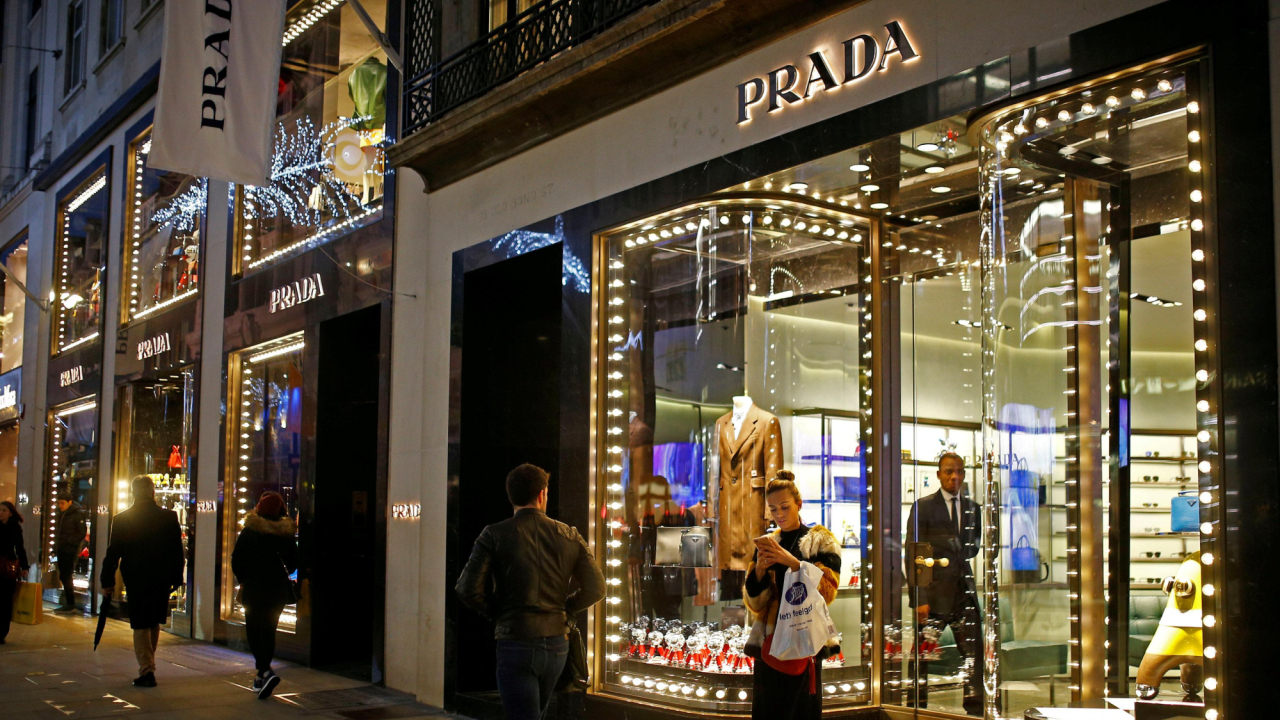 Prada estudia colaborar con artesanos indios del calzado tras el escándalo de las sandalias