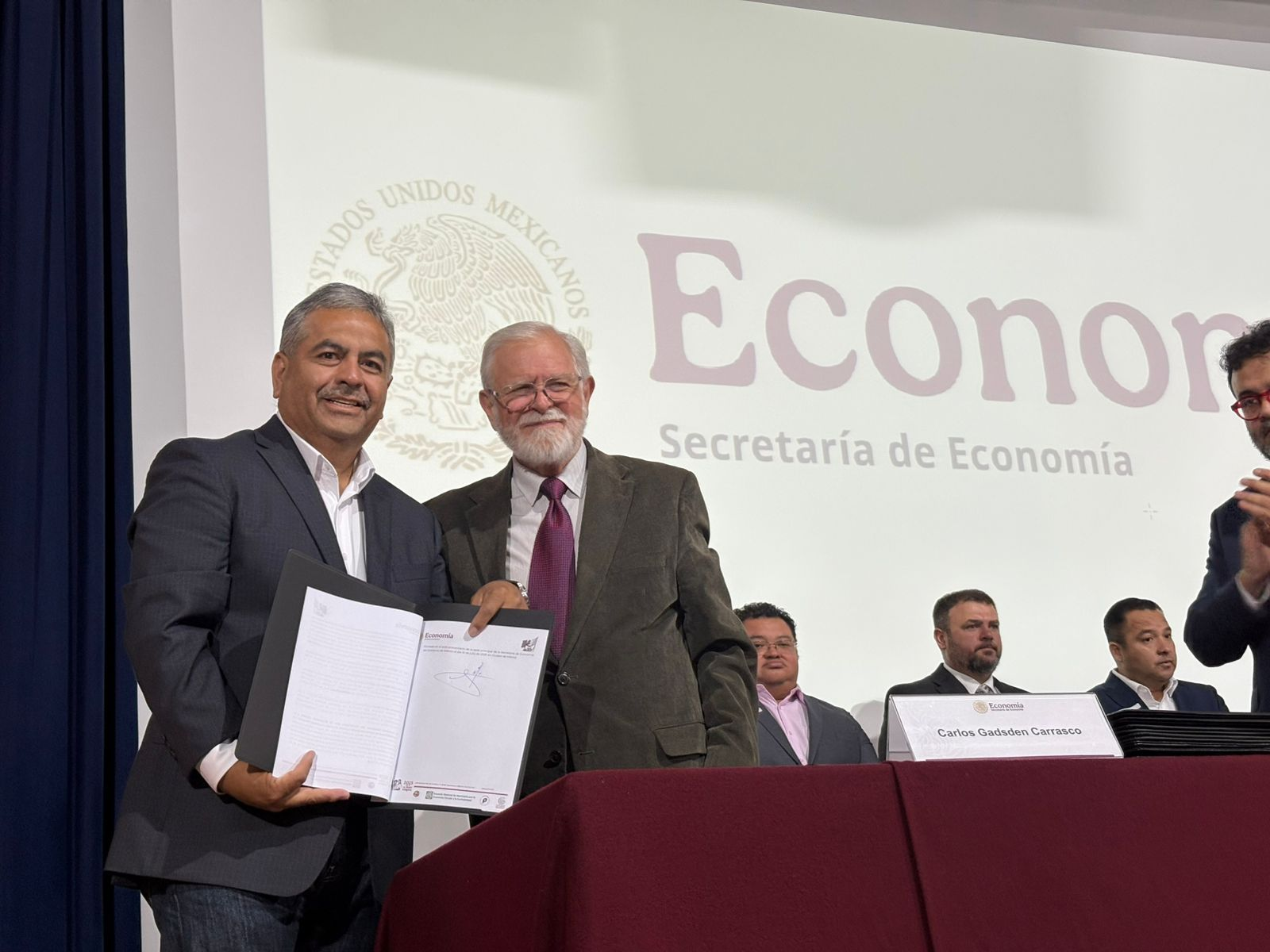 FIRMA VÍCTOR LEIJA ACUERDO NACIONAL POR LA ECONOMÍA CIRCULAR Y LA CONFIABILIDAD