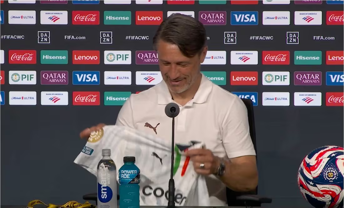 Niko Kovac, técnico del Dortmund, salió a conferencia con una playera de Rayados; el jersey era de Carlos Salcedo