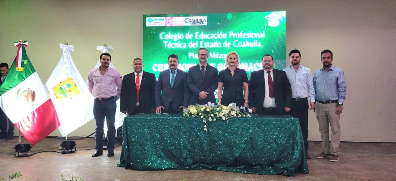 Amadrina Laura Jiménez a 149 alumnos del CONALEP en Múzquiz, Coahuila