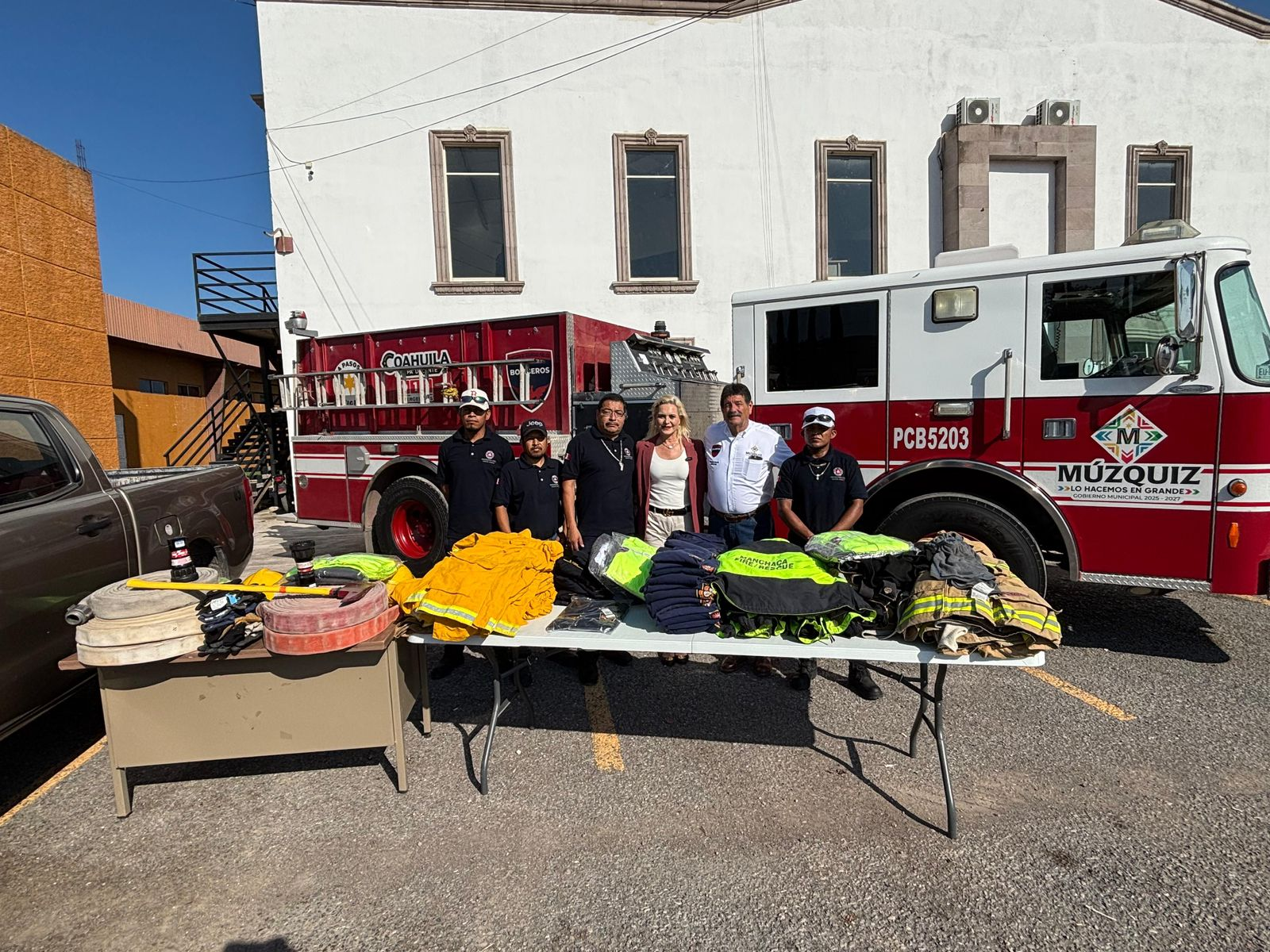 Entrega Laura Jiménez uniformes y equipo al Cuerpo de Bomberos de Múzquiz
