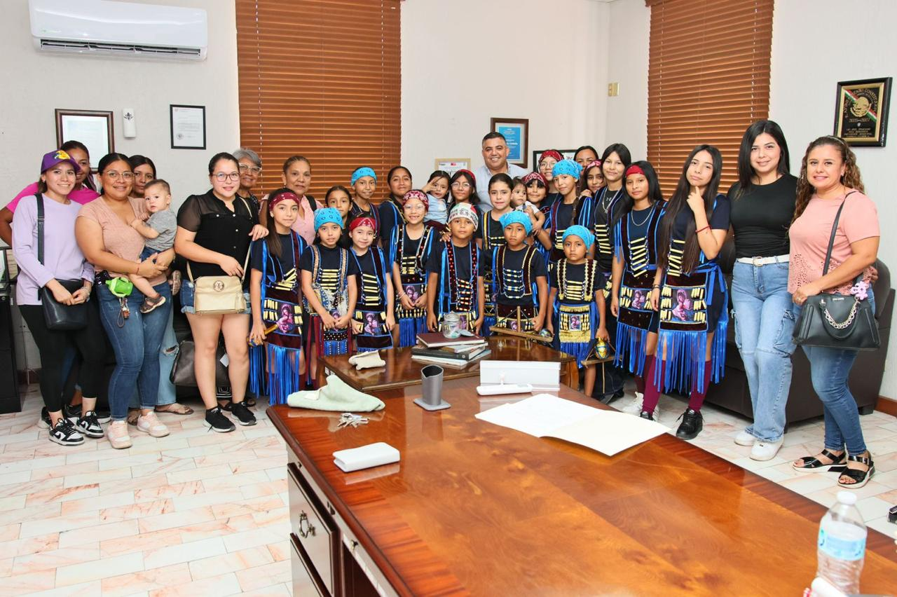 El alcalde Chano Díaz respalda a grupo de danza tradicional en la colonia Chapultepec