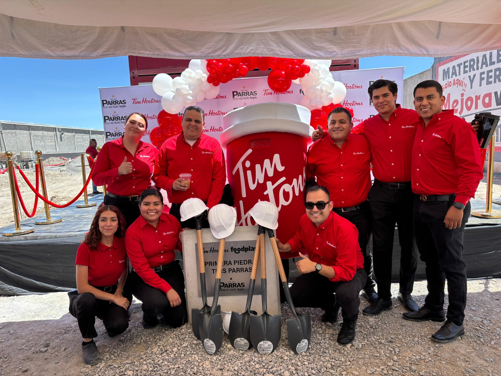 Coloca Alcalde de Parras la primera piedra del Tim Hortons