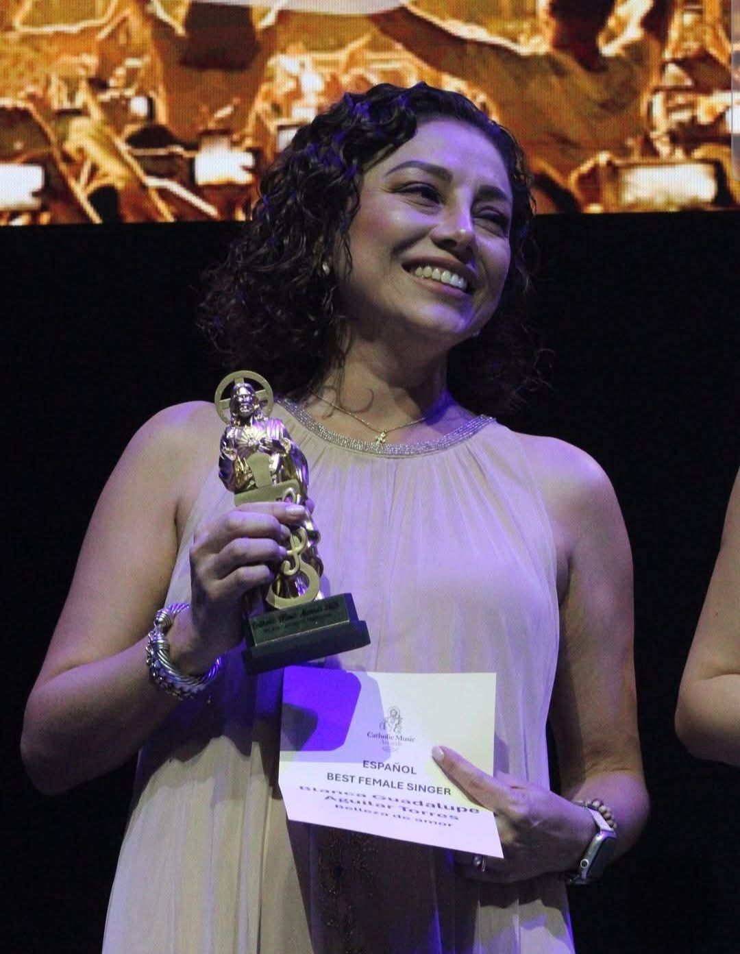 Triunfa Lupita Aguilar en “Catholic Music Awards”