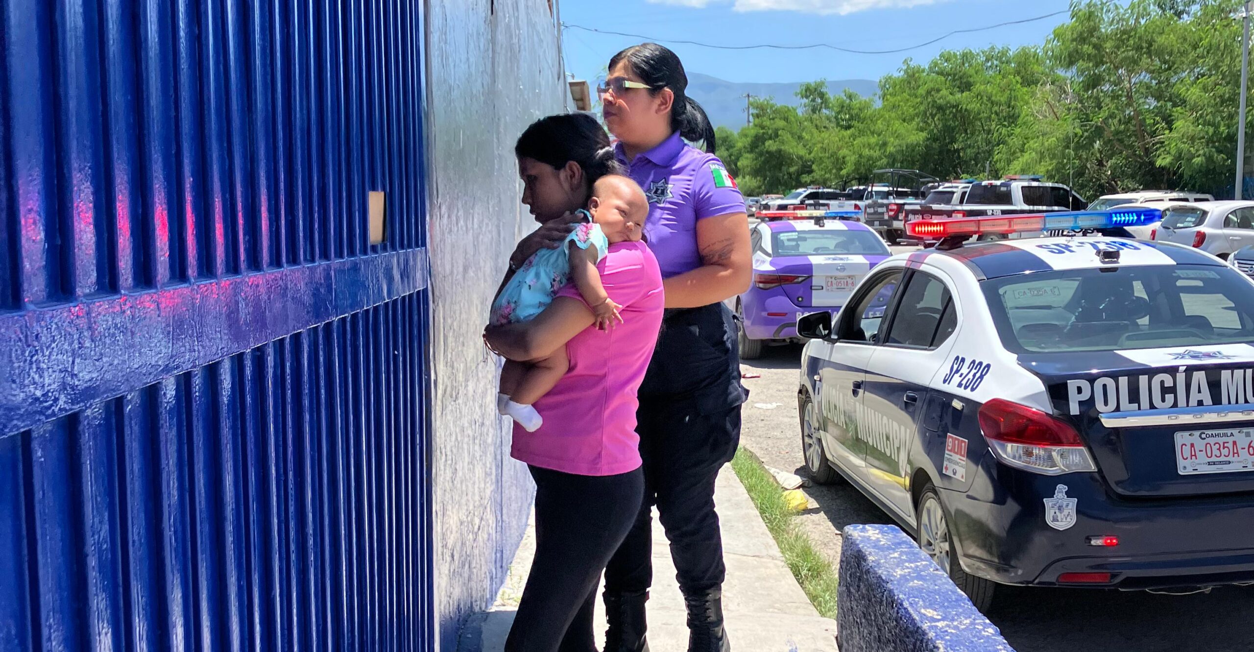 Patea enferma mental a bebé en plena plaza