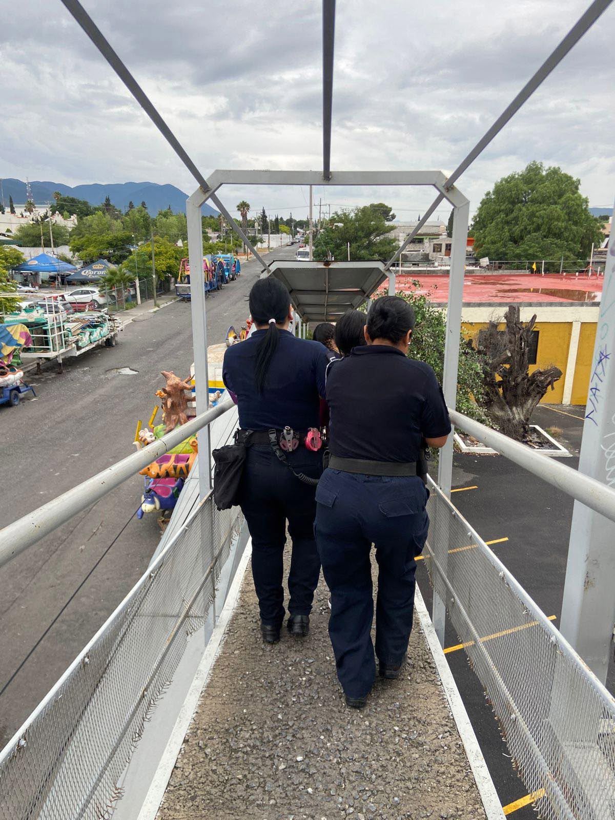 Rescatan policías a mujer; pretendía arrojarse de puente