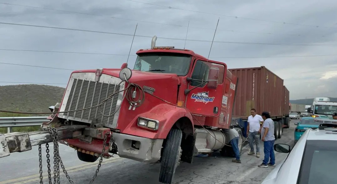 Choca tráiler contra autobús en la 54