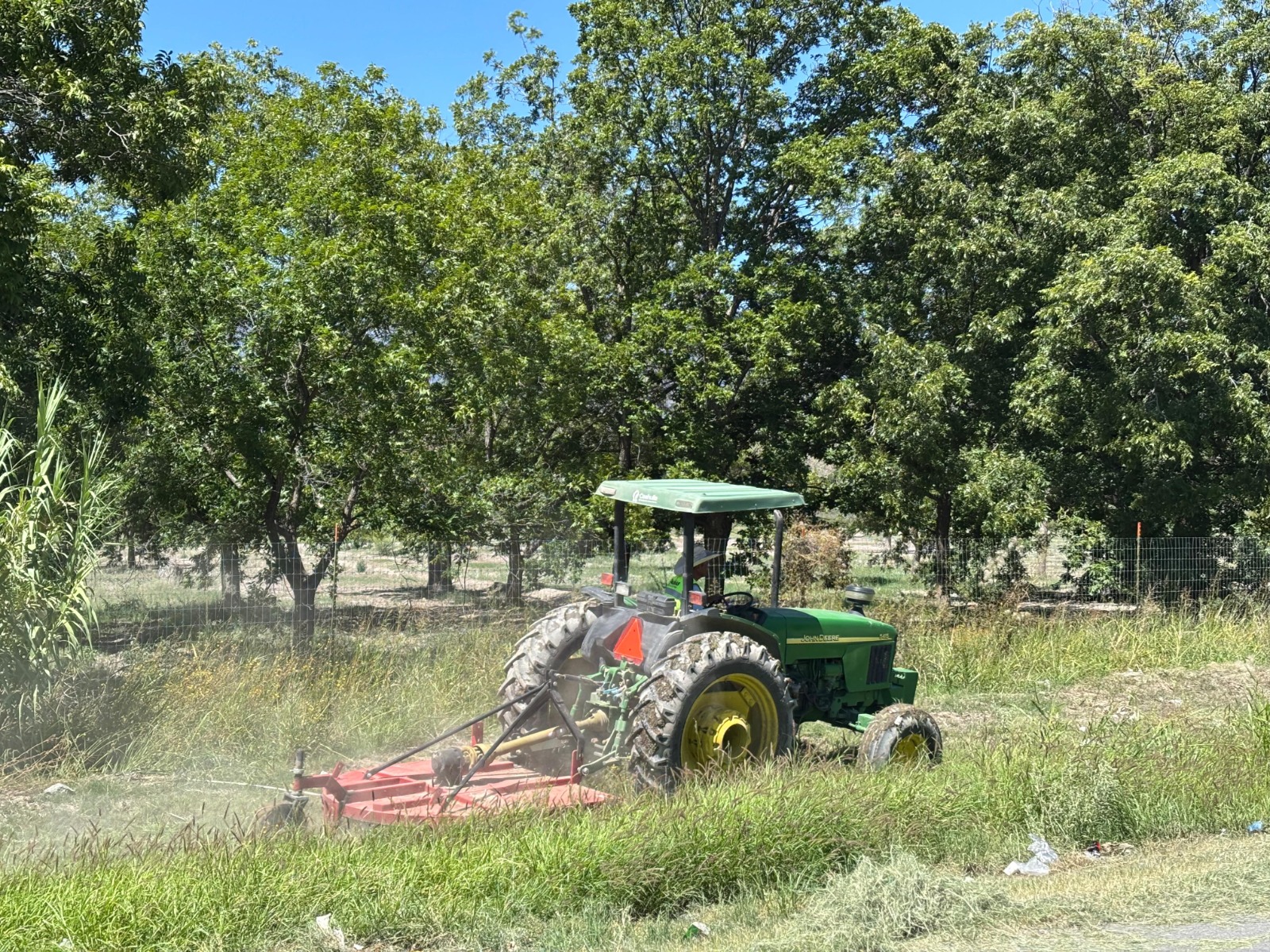 Dan mantenimiento a carretera Parras–Paila