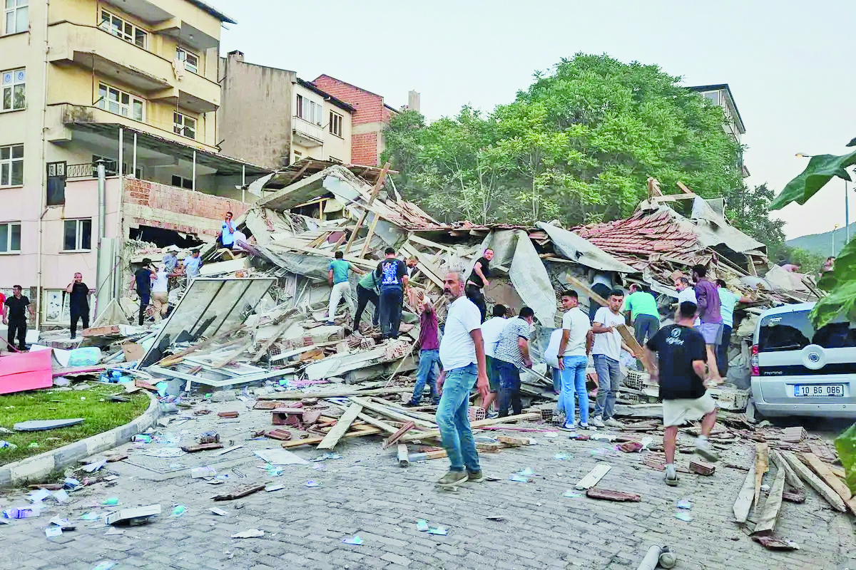 Sismo de 6.1 derriba 10 edificios en Turquía