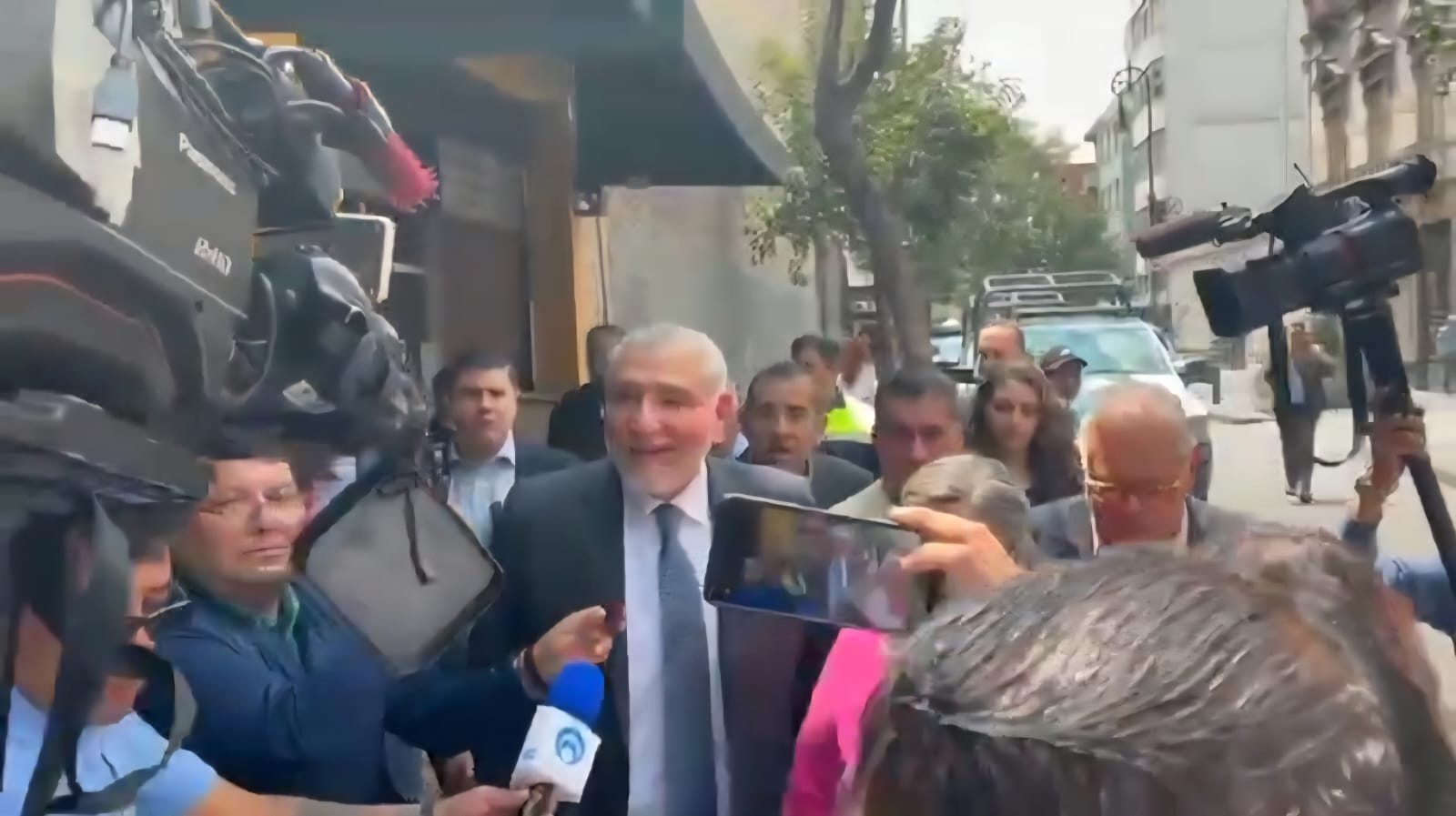 ‘Saludos a la Barredora’, le gritan a Adán Augusto