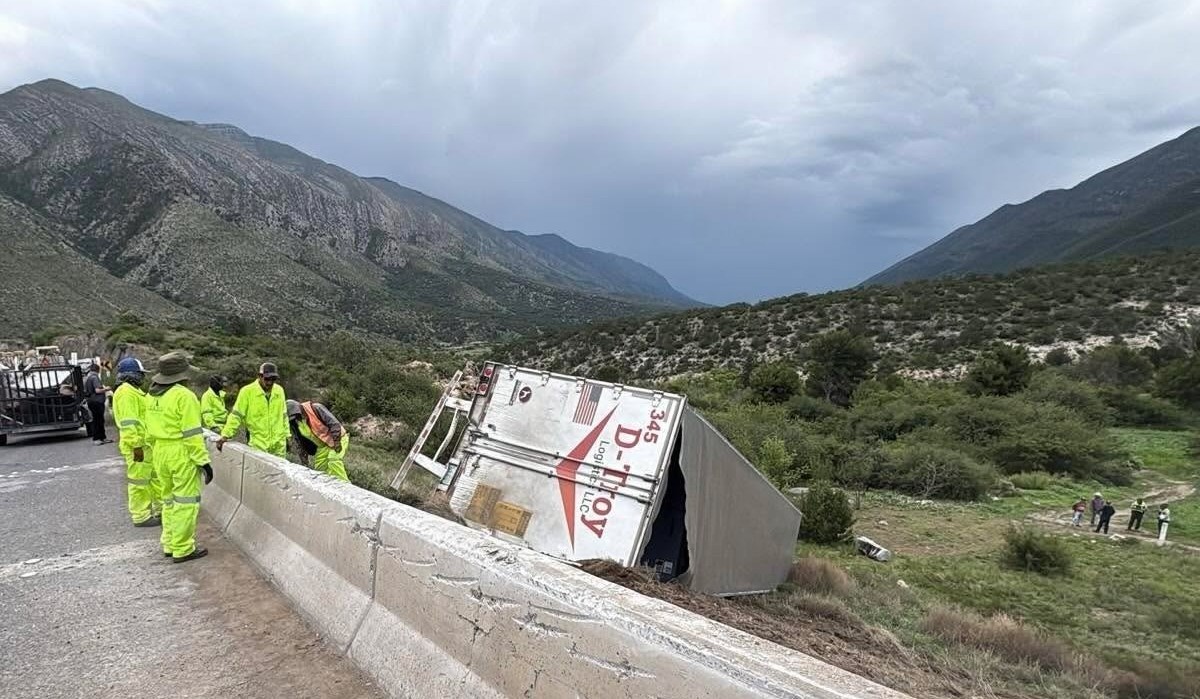Cae tráiler hacia barranco en el tramo “Los Chorros”