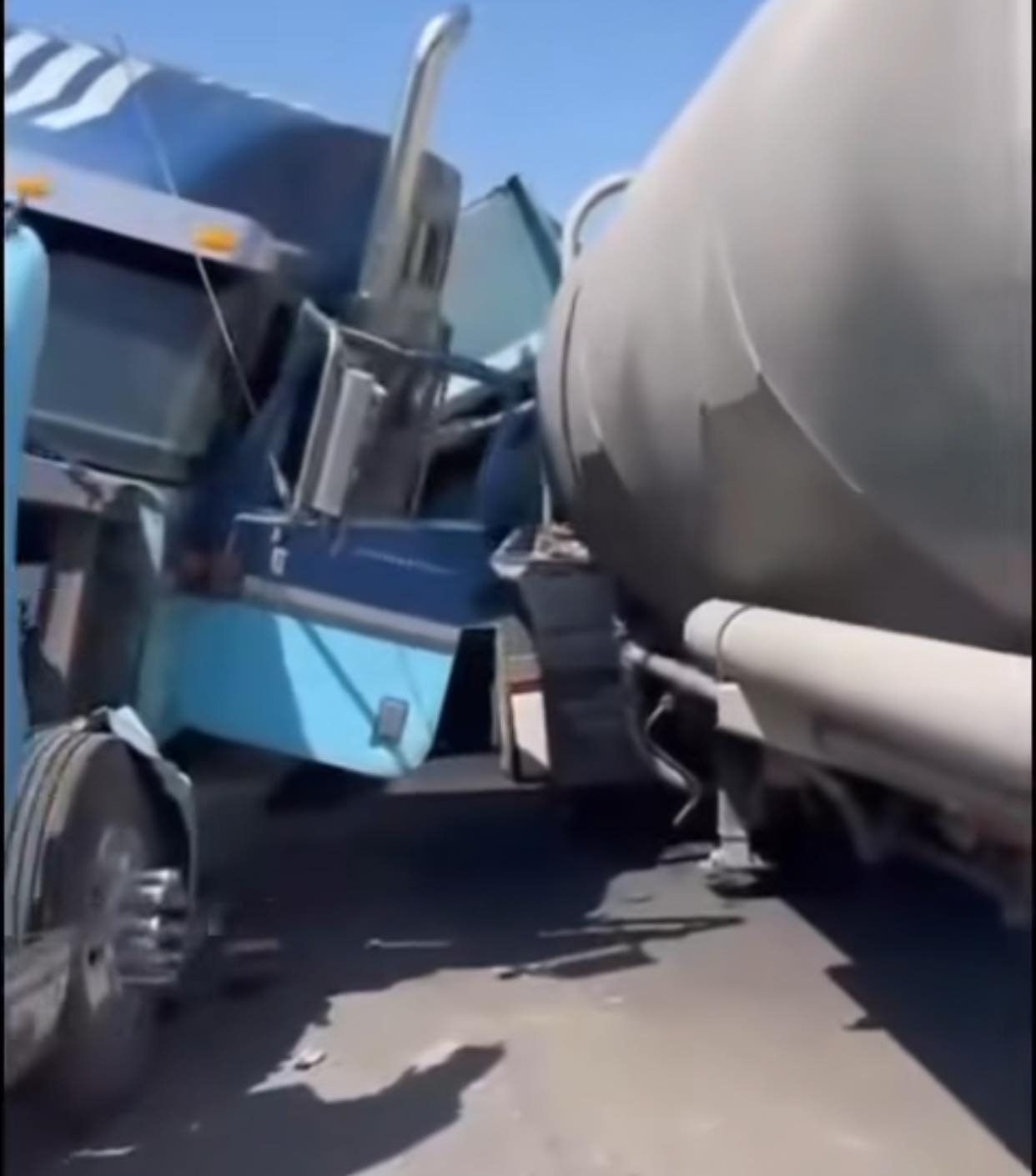 Chocan tráileres en planta de CFE