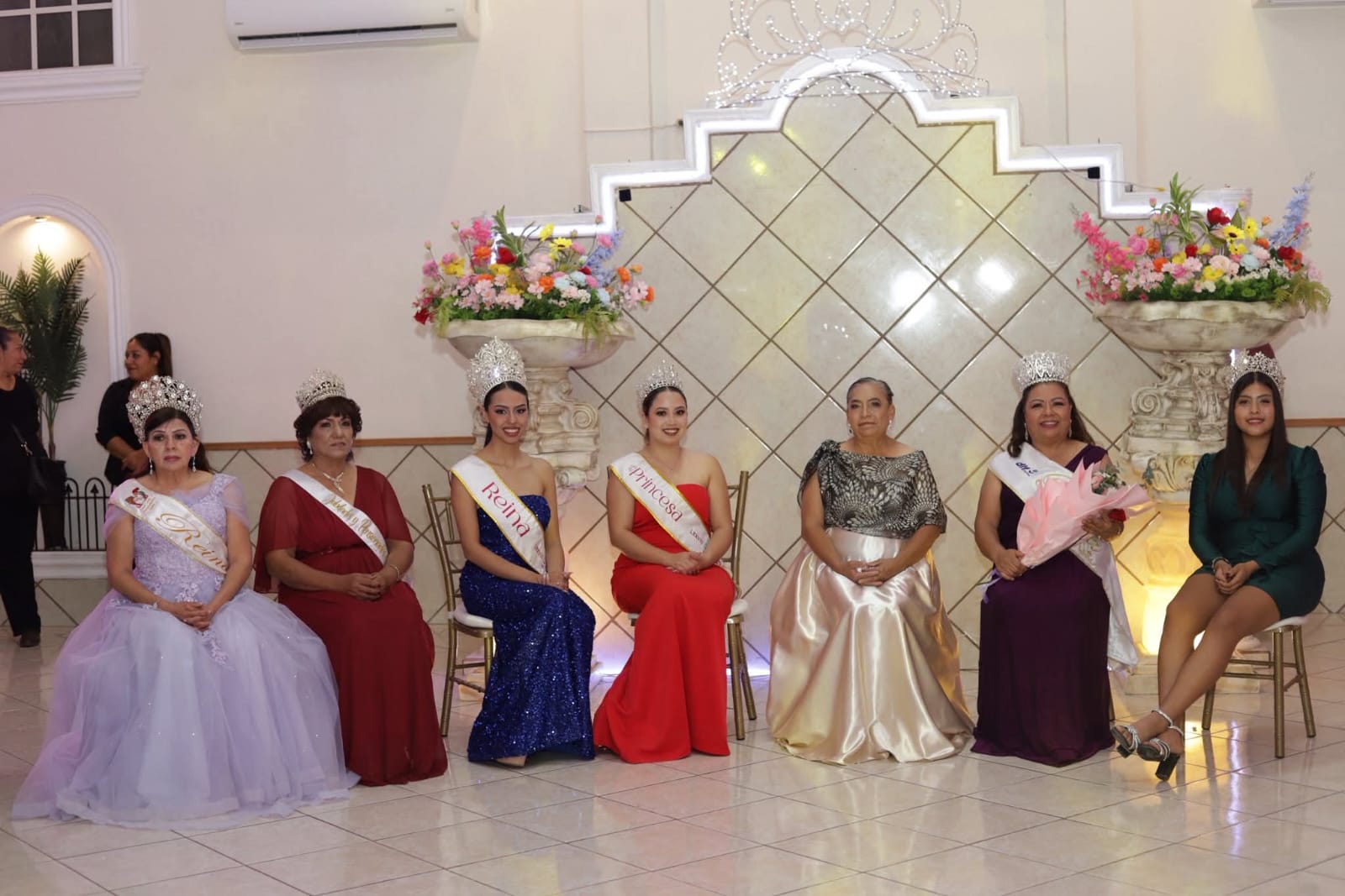 Coronan a Victoria I como la Reina del Adulto Mayor