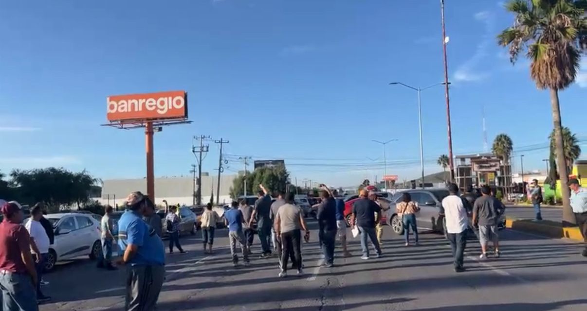Familias cierran bulevar; exigen respuestas a hotel