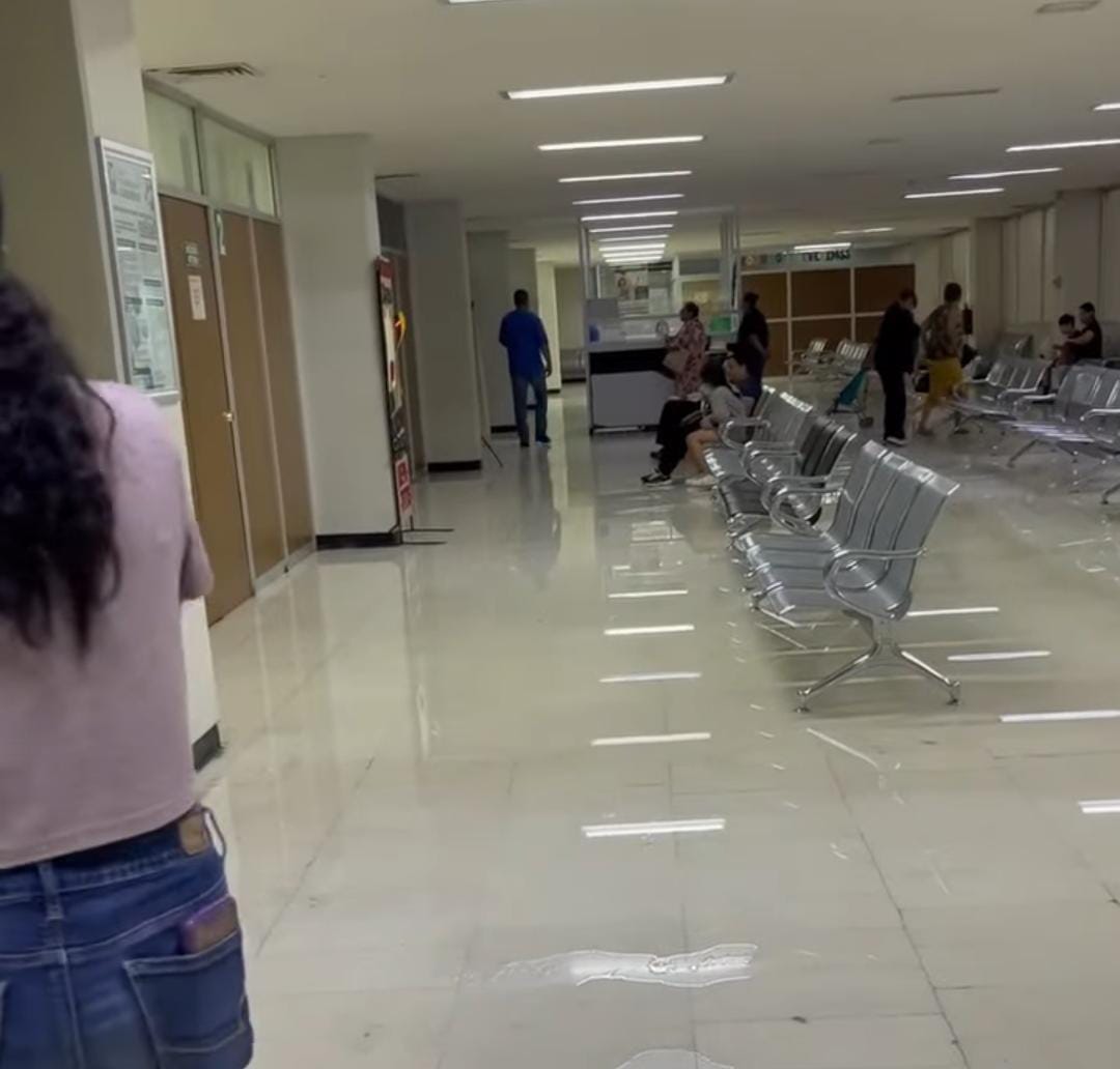 Se inunda sala de espera en la Clínica 24 del IMSS