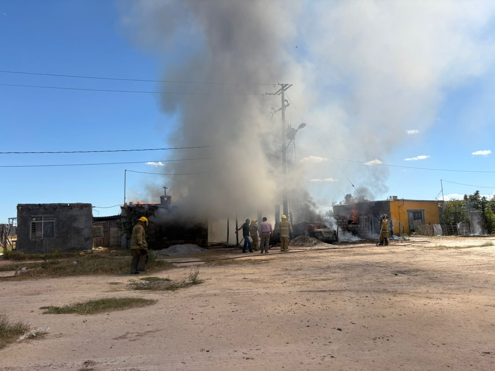 Incendio provocado arrasa con 2 casas