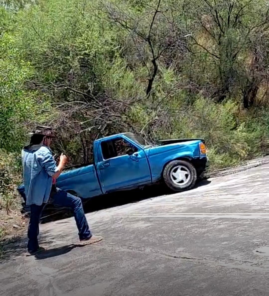 Localizan camioneta abandonada en el río