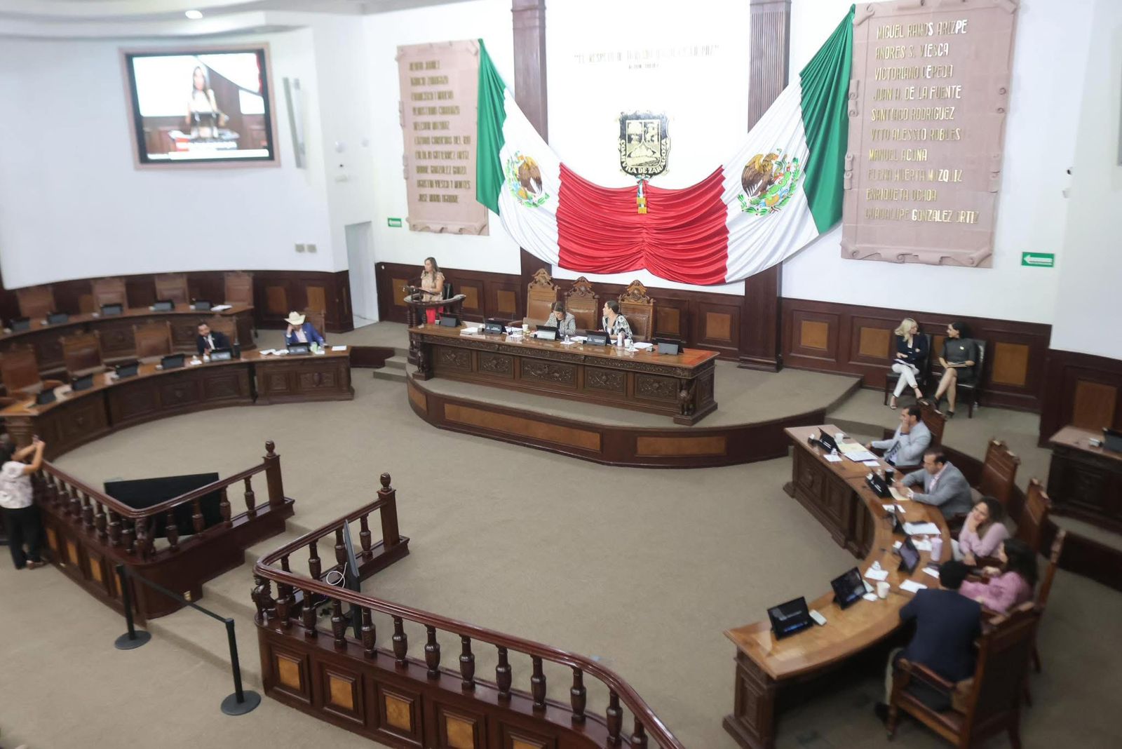 Da Morena la espalda a las mujeres y niños