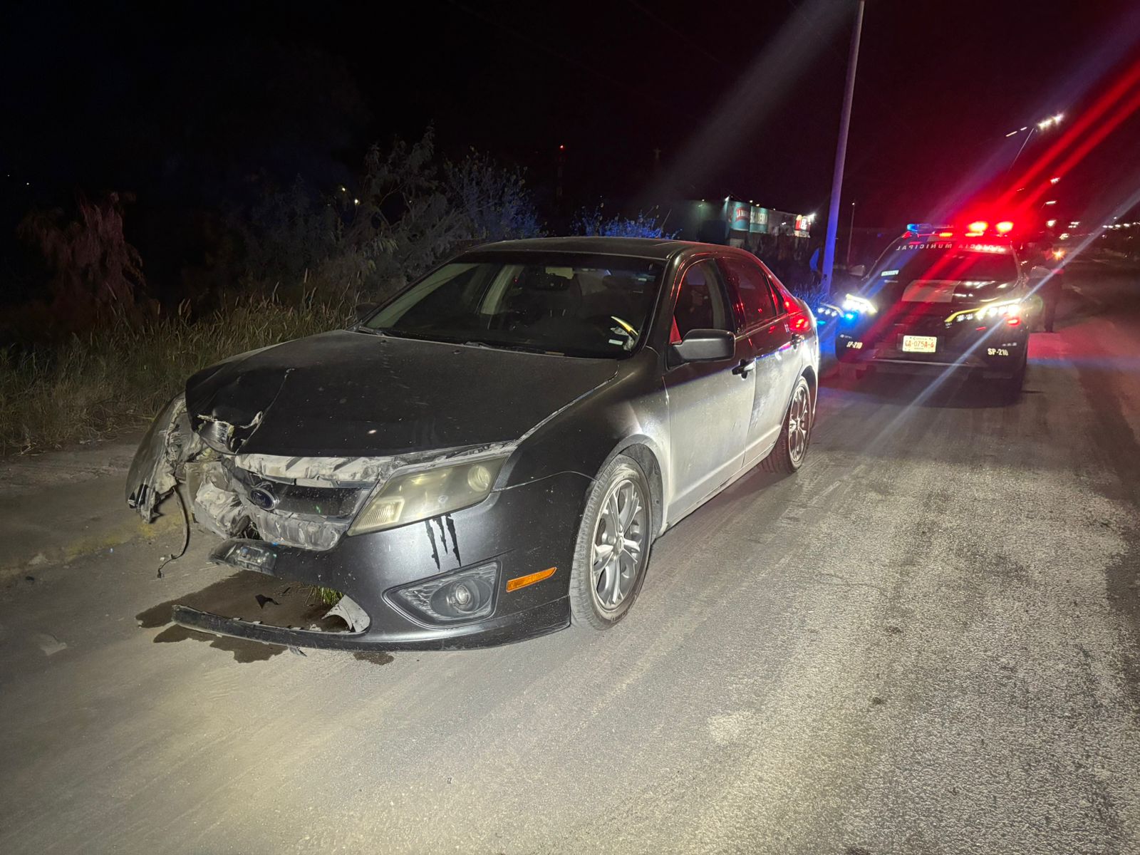Impacta un conductor auto a gran velocidad