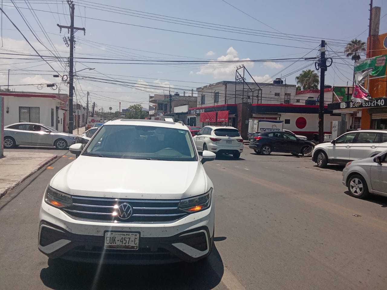 Chocan 2 mujeres en cruce de calles