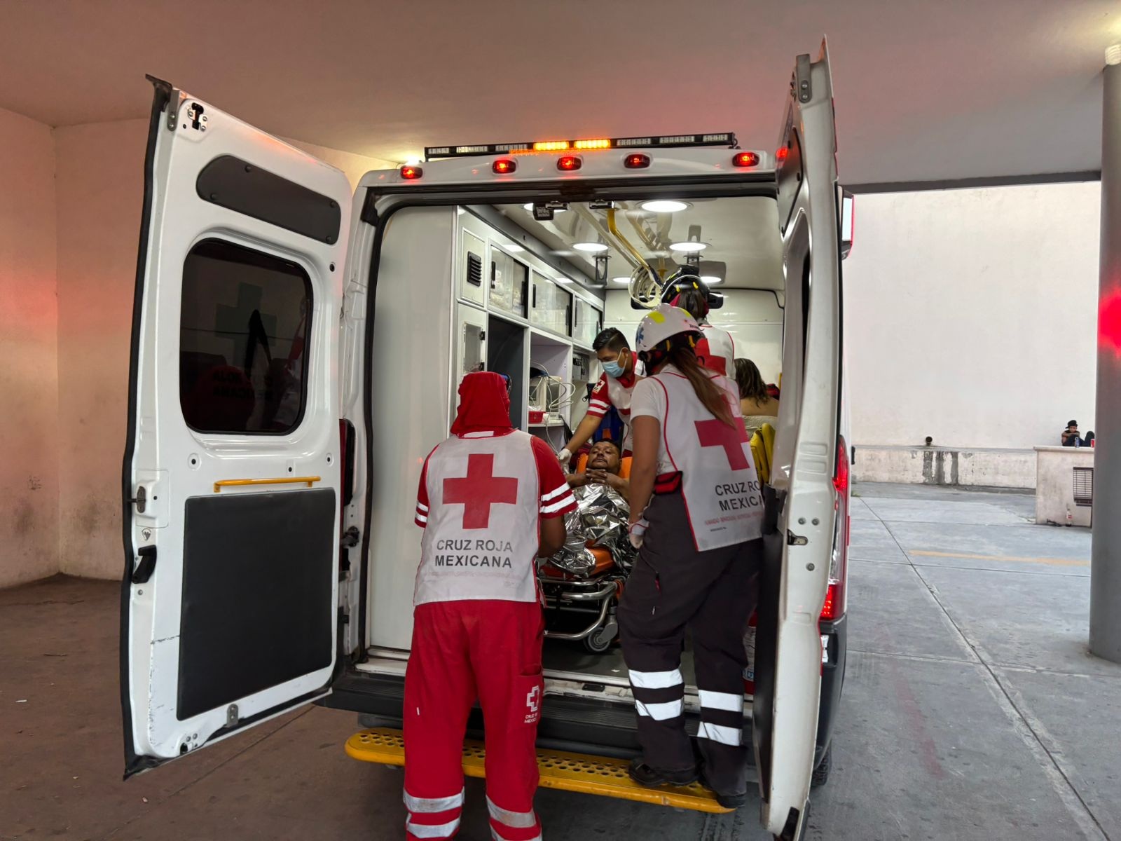 Deja explosión por gas a pareja con quemaduras